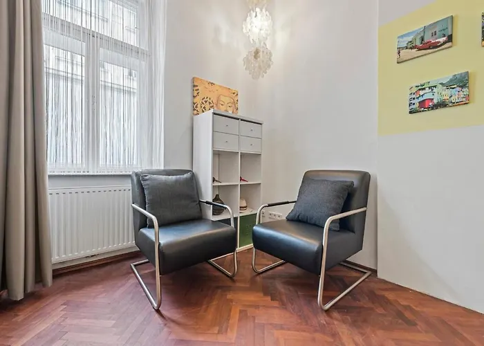 2 Bedroom Vintage Apartment, Garden, Near Schoenbrunn דירה *