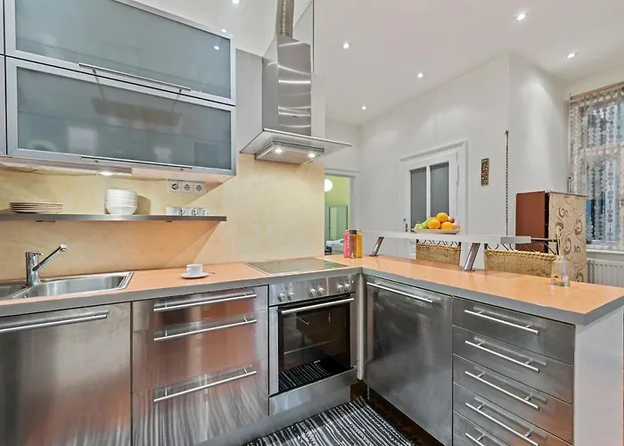 2 Bedroom Vintage Apartment, Garden, Near Schoenbrunn *