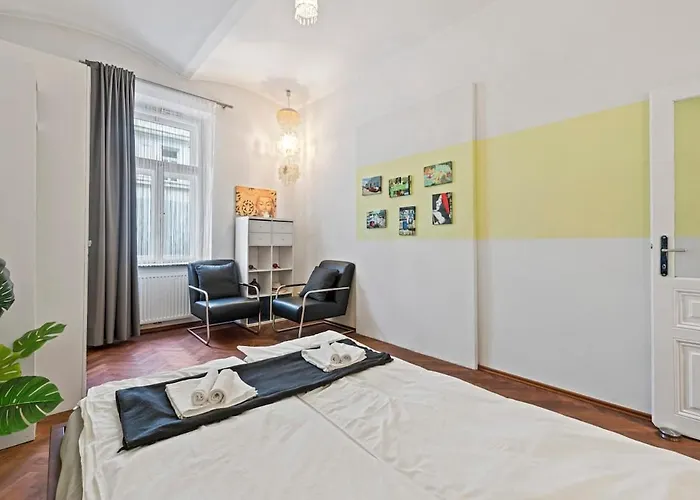 2 Bedroom Vintage Apartment, Garden, Near Schoenbrunn דירה