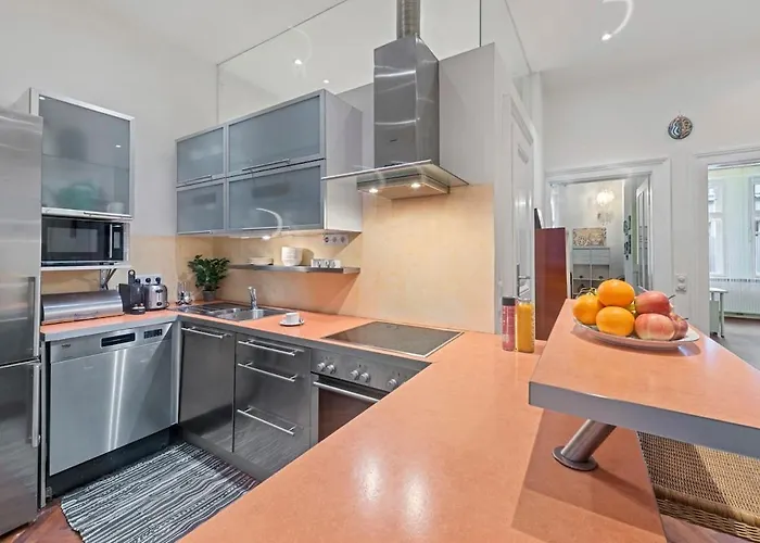 2 Bedroom Vintage Apartment, Garden, Near Schoenbrunn וינה