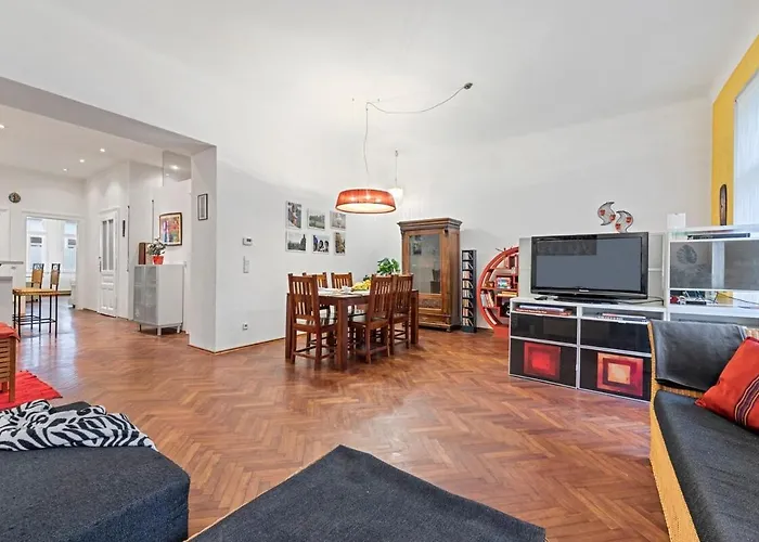 2 Bedroom Vintage Apartment, Garden, Near Schoenbrunn דירה וינה