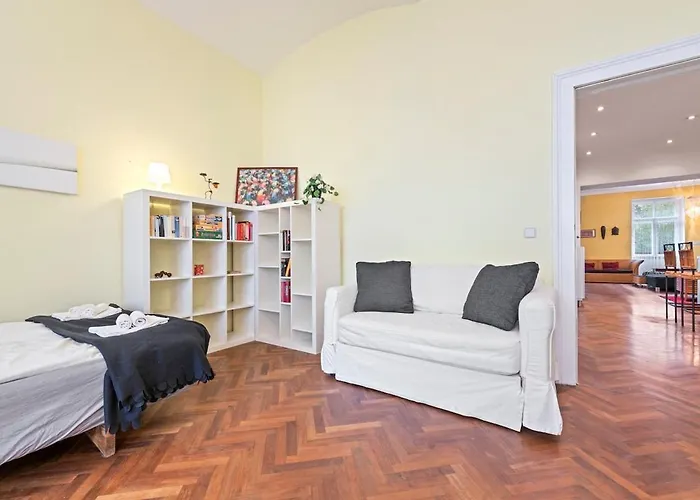 2 Bedroom Vintage Apartment, Garden, Near Schoenbrunn דירה *