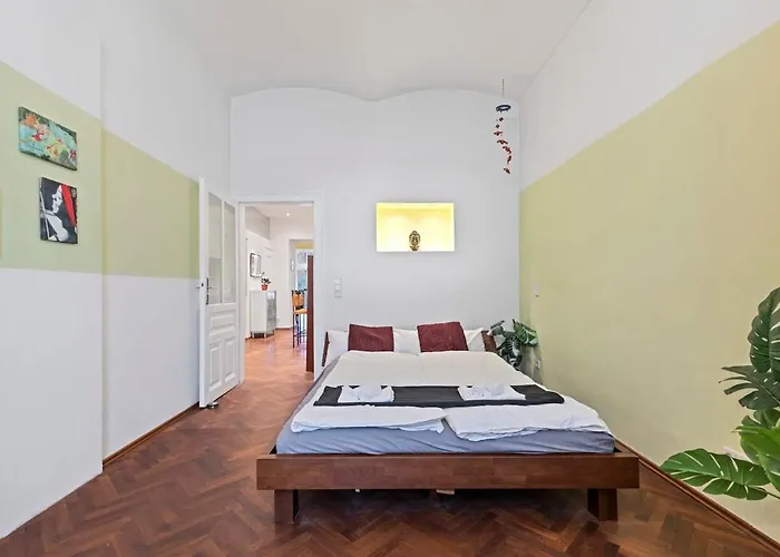 2 Bedroom Vintage Apartment, Garden, Near Schoenbrunn *