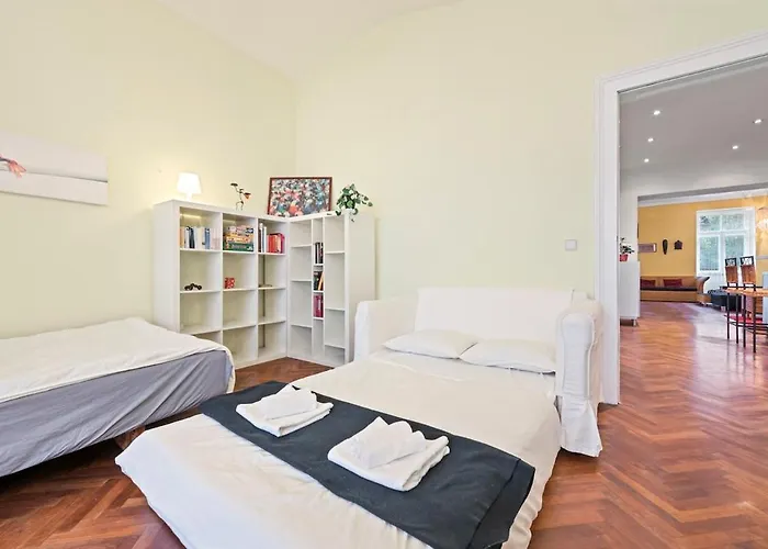 2 Bedroom Vintage Apartment, Garden, Near Schoenbrunn וינה