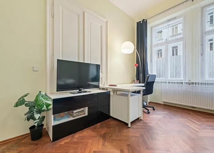 2 Bedroom Vintage Apartment, Garden, Near Schoenbrunn * וינה
