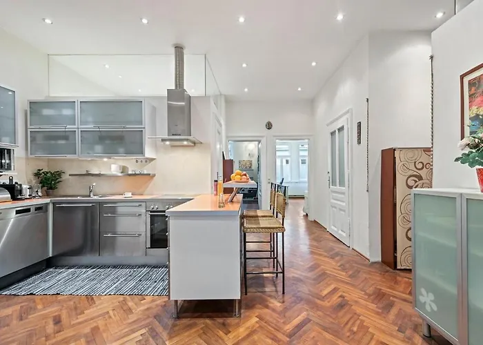 2 Bedroom Vintage Apartment, Garden, Near Schoenbrunn דירה