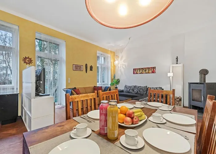 2 Bedroom Vintage Apartment, Garden, Near Schoenbrunn דירה *