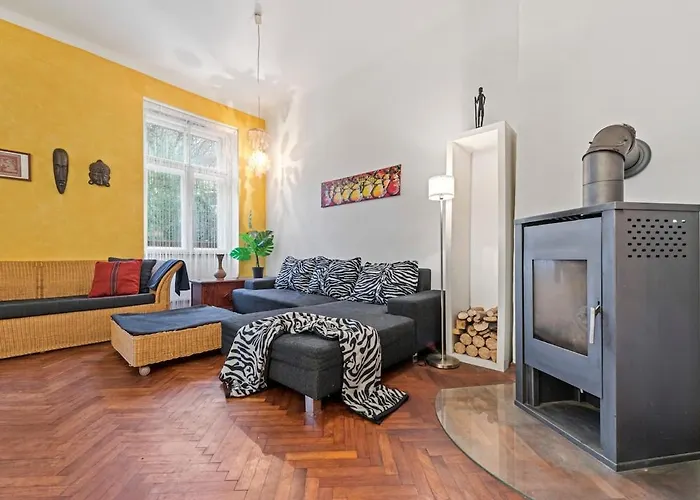 2 Bedroom Vintage Apartment, Garden, Near Schoenbrunn *