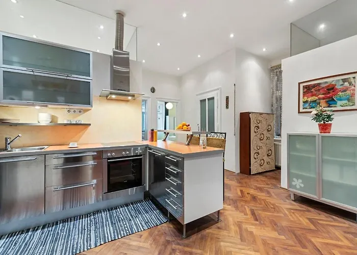 2 Bedroom Vintage Apartment, Garden, Near Schoenbrunn וינה