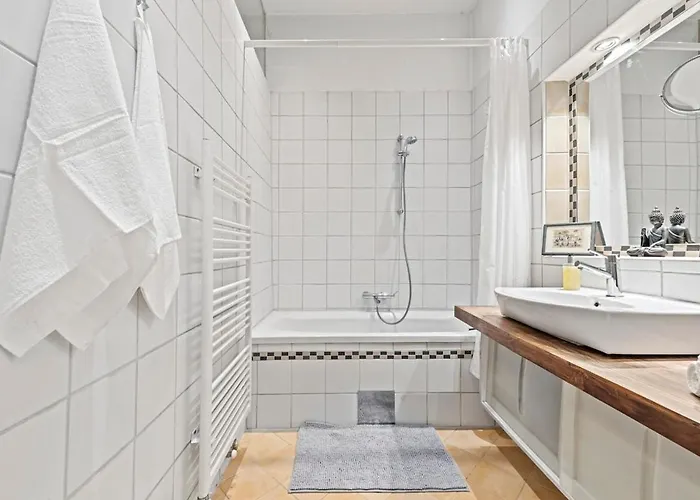 2 Bedroom Vintage Apartment, Garden, Near Schoenbrunn